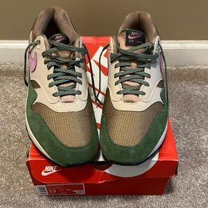 Slightly worn Air Max. Still in great condition. No rips, no tares, ..love these